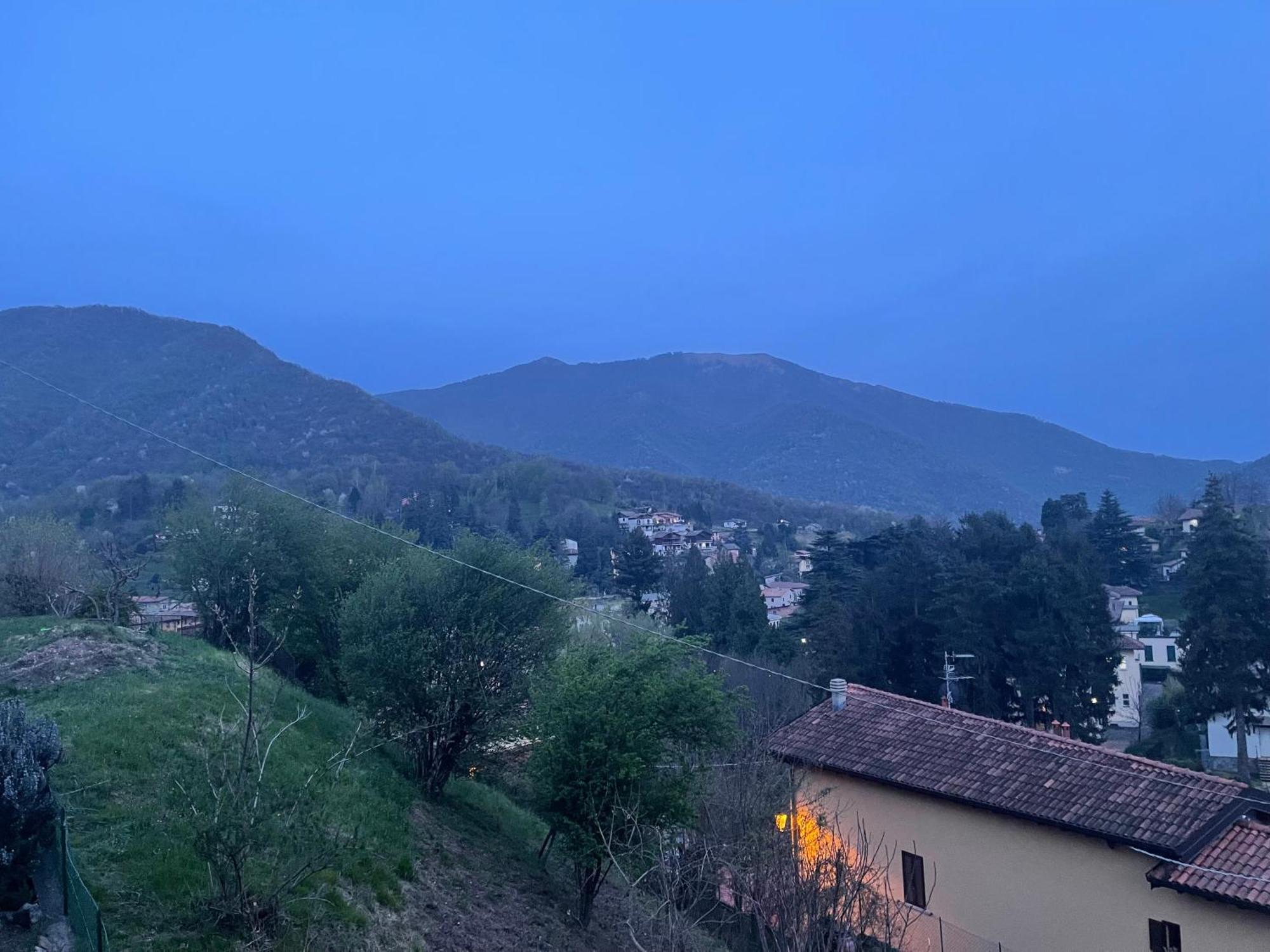 Laghi Di Como Appartamento Di Licinia E Mario Asso Luaran gambar