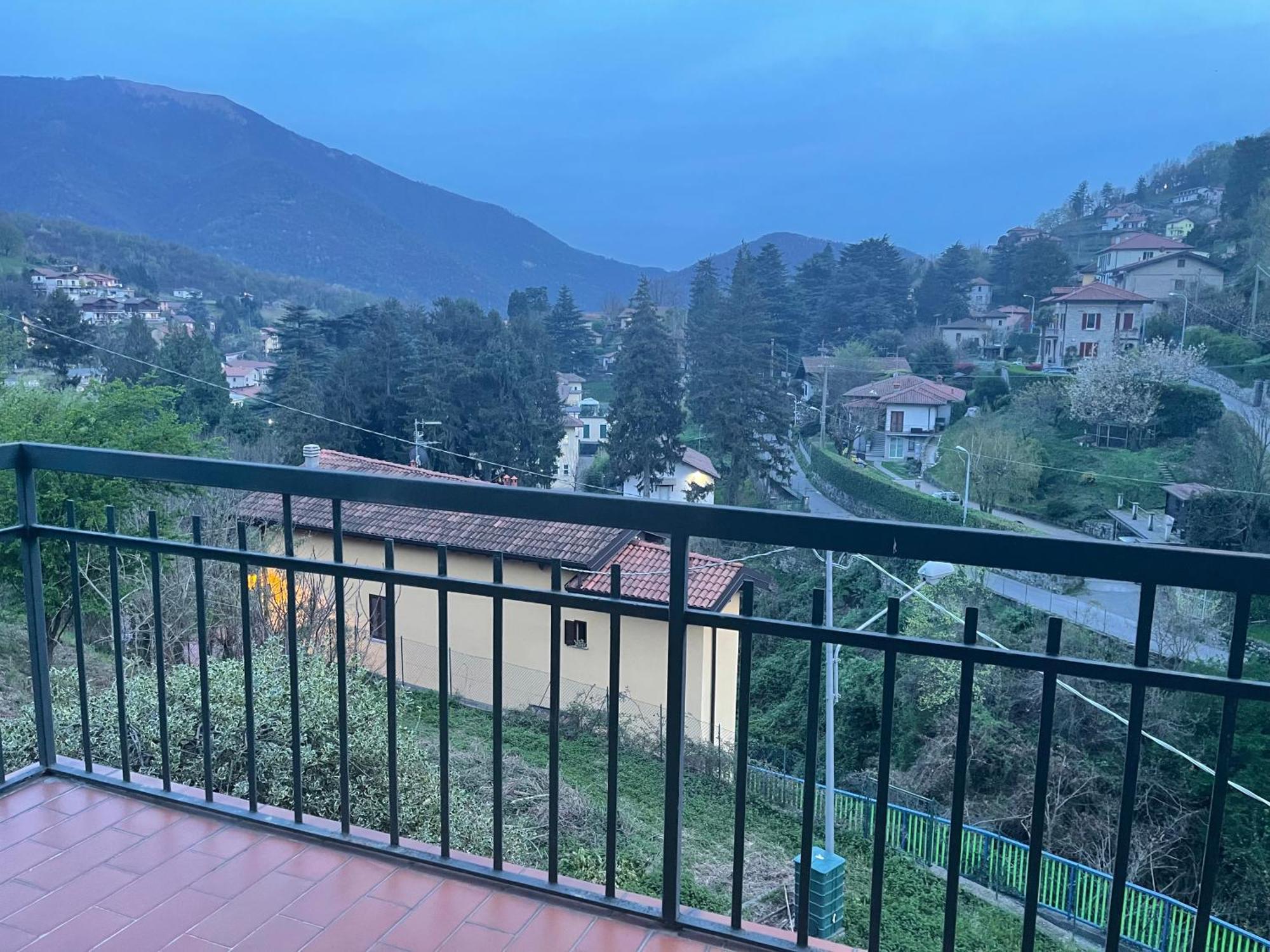 Laghi Di Como Appartamento Di Licinia E Mario Asso Luaran gambar